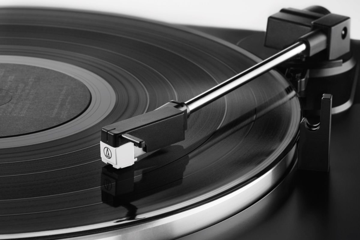 Audio-Technica AT-LP60XBT vue rapprochée du bras de lecture droit avec cellule ATN3600LA et tapis feutrine d'origine