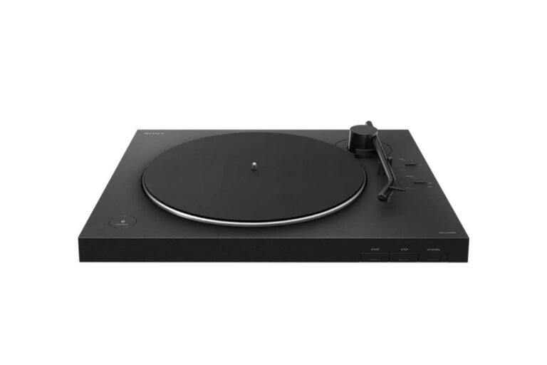 Platine vinyle Bluetooth Sony PS-LX310BT noire automatique en vue de trois quarts avec bras de lecture droit et bouton Bluetooth