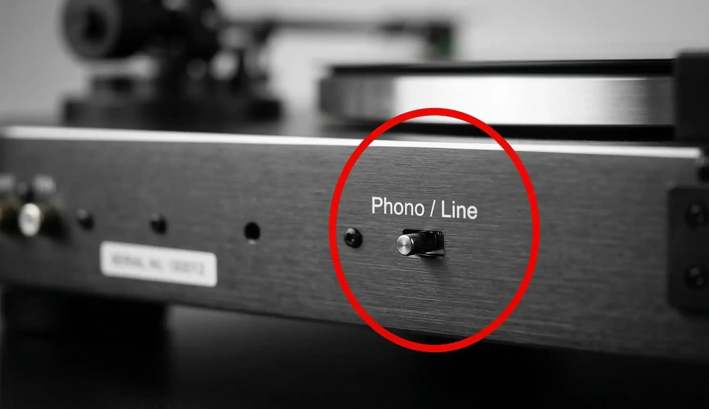Vérifier la présence d'un préampli intégré via le switch Phono / Line à l'arrière de la platine vinyle