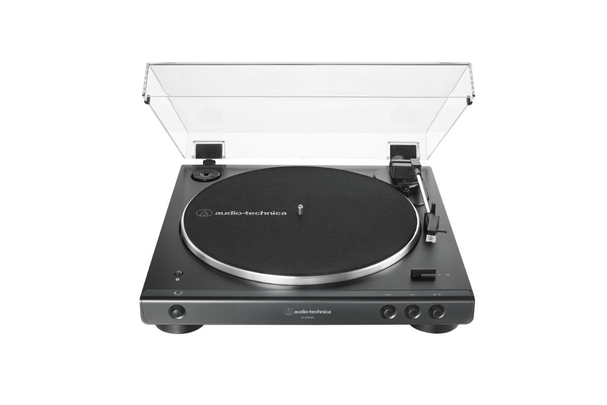 Audio-Technica AT-LP60XBT vue de face — platine vinyle automatique d'entrée de gamme avec capot anti-poussière fermé et Bluetooth aptX intégré