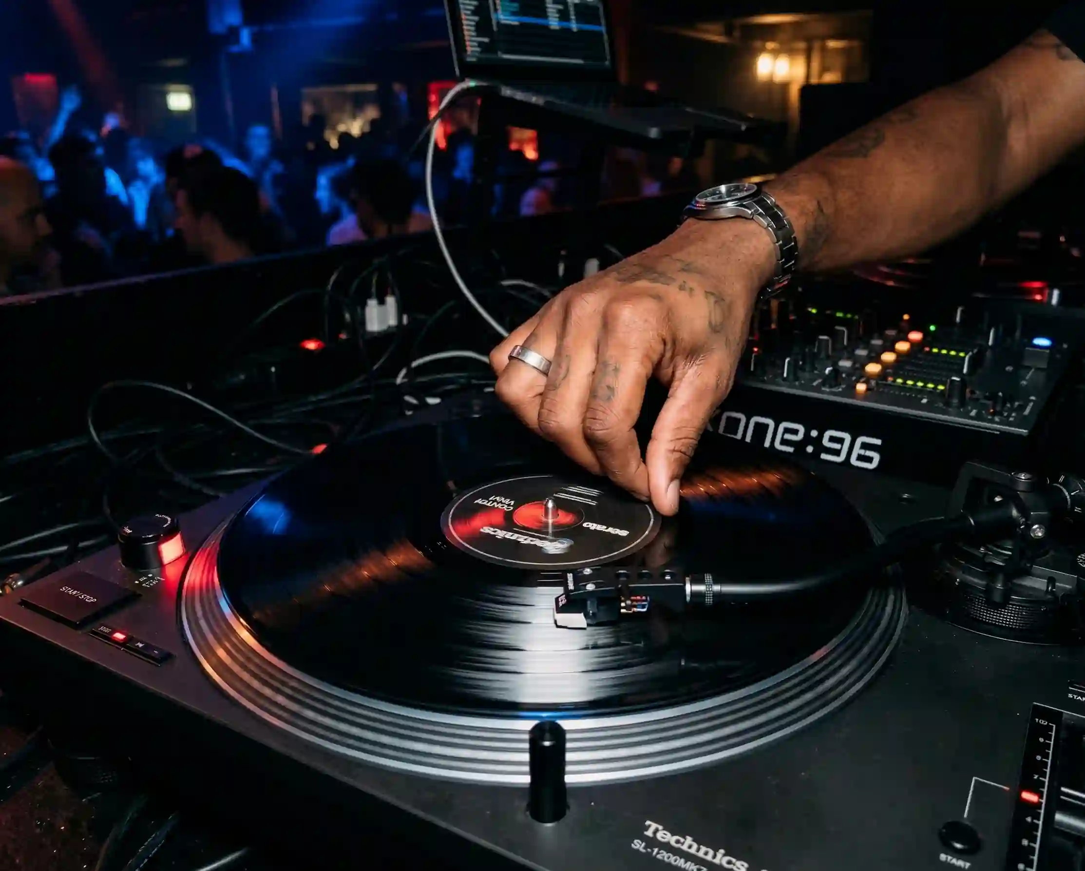 Technique de scratch sur platine vinyle DJ