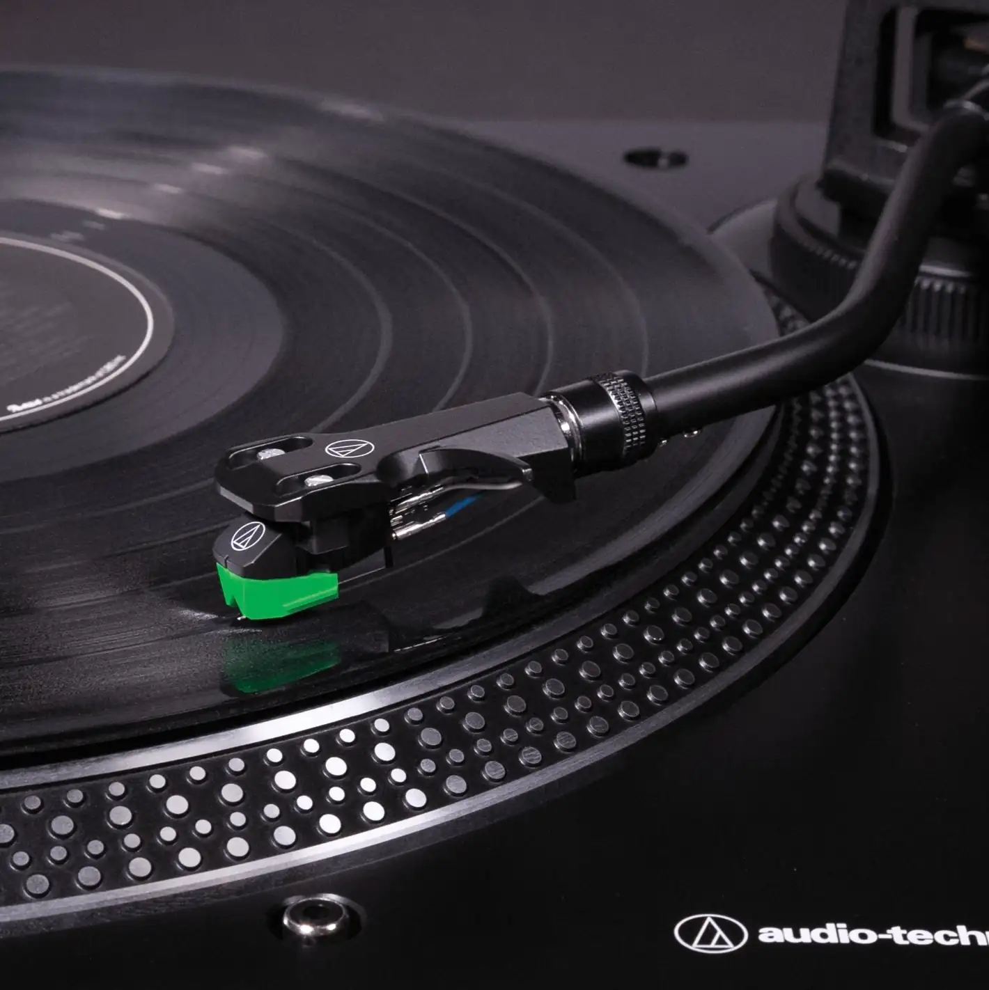 Audio-Technica AT-LP120X-USB vue rapprochée du bras en S avec cellule AT-VM95E et antiskating réglable