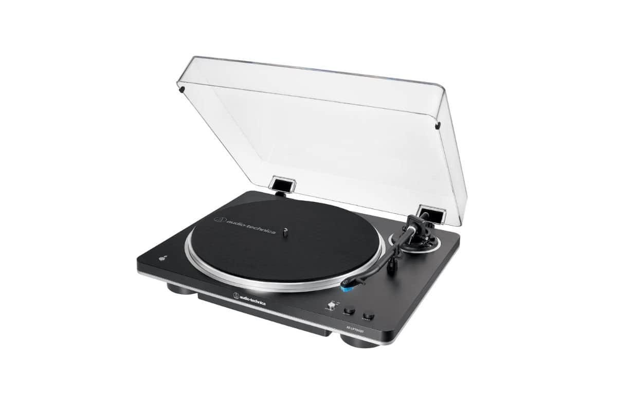 Audio-Technica AT-LP70XBT vue en angle, châssis trois pièces et capot anti-poussière visibles