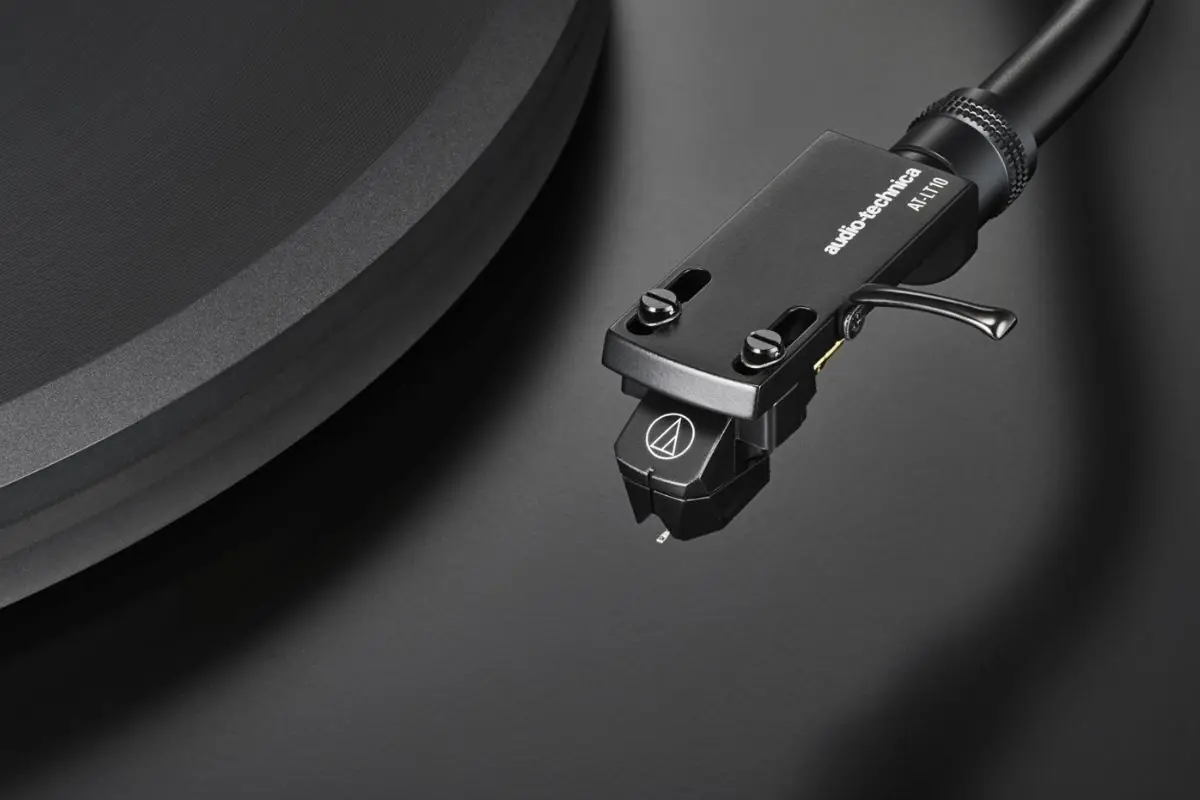 Audio-Technica AT-LP7X gros plan sur la cellule AT-VM95EN avec stylet elliptique avancé Nude Elliptical