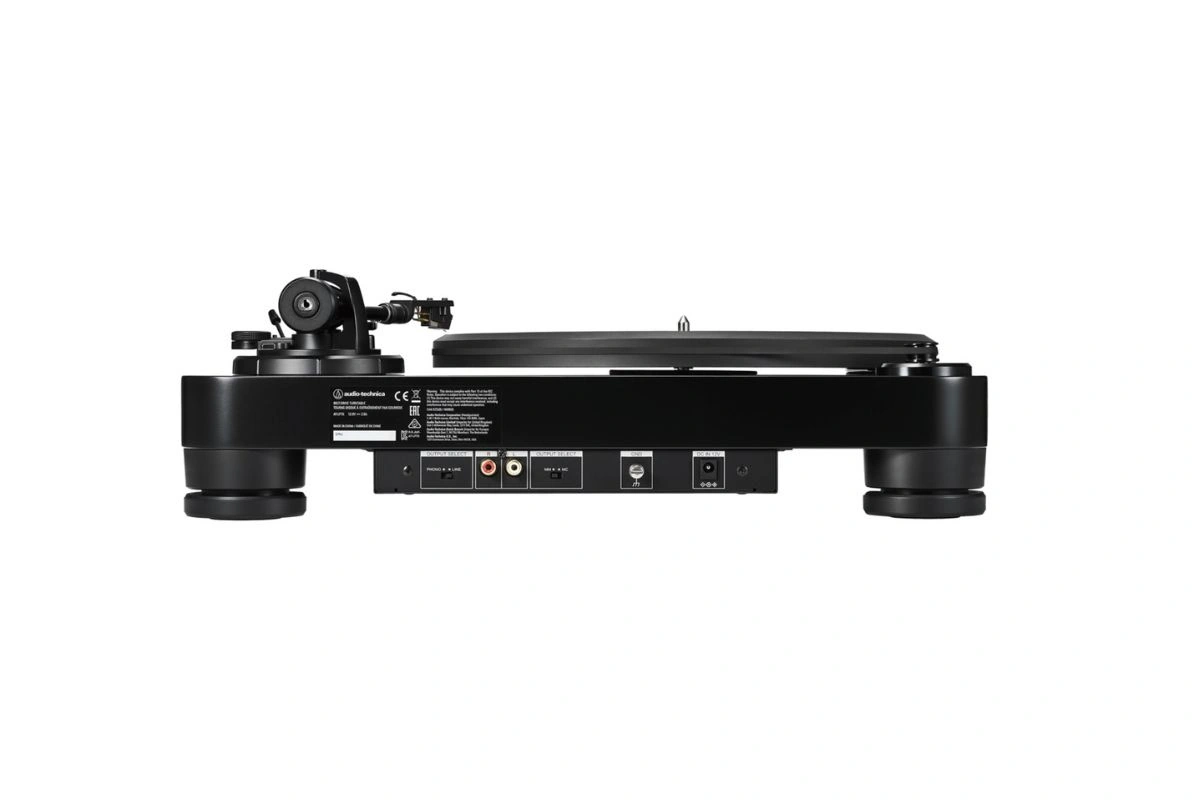 Audio-Technica AT-LP7X vue arrière avec sortie RCA, alimentation externe dédiée et switch préampli phono commutable