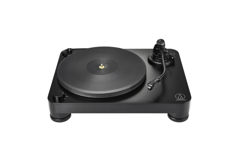 Platine vinyle audiophile Audio-Technica AT-LP7X noire à entraînement par courroie avec bras en J en vue de face