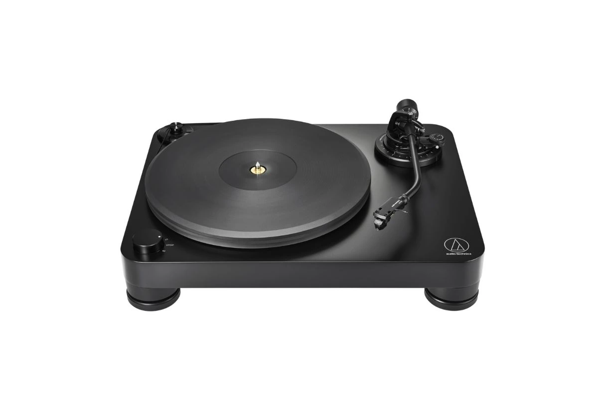 Audio-Technica AT-LP7X vue de face — platine audiophile manuelle premium fleuron 2024 avec bras gimbal anti-résonance