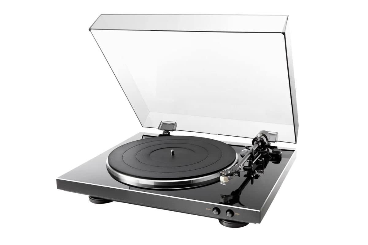 Denon DP-300F finition noir vue de droite avec couvercle anti-poussière ouvert et bras en position de repos