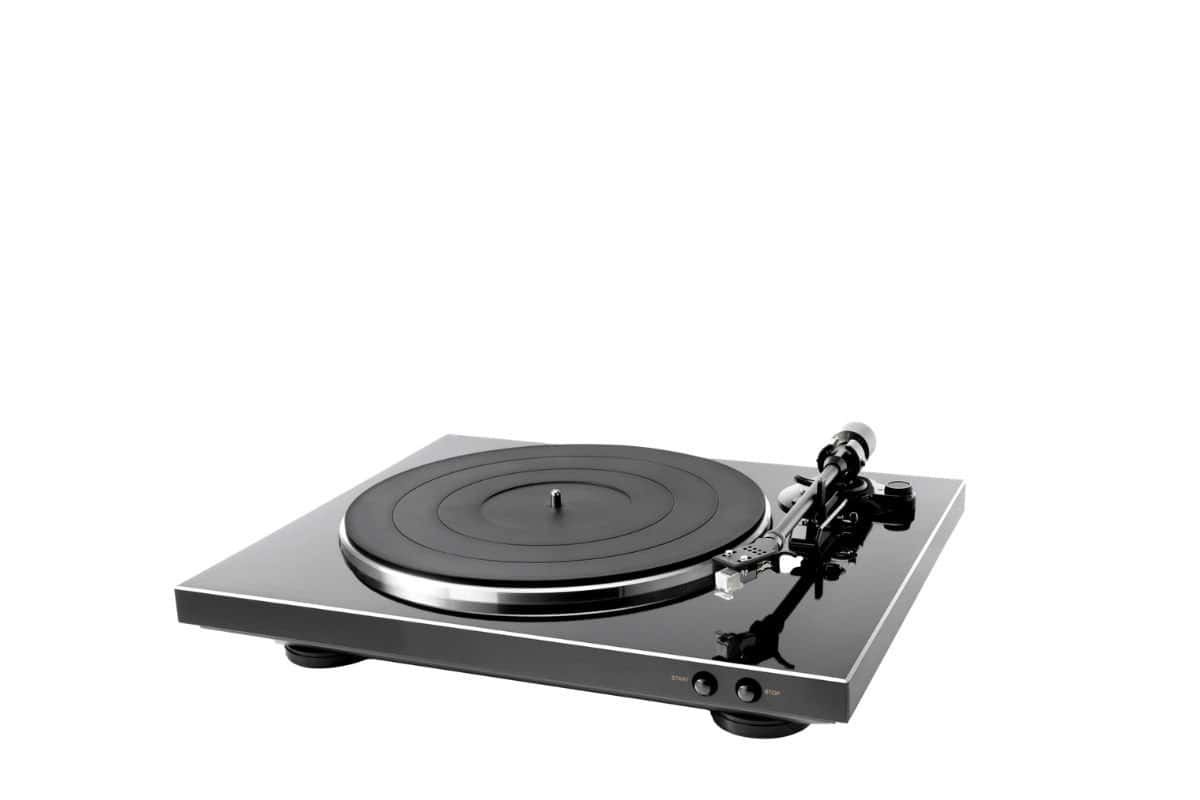 Denon DP-300F platine vinyle entièrement automatique finition noir, vue de droite avec bras droit et plateau aluminium