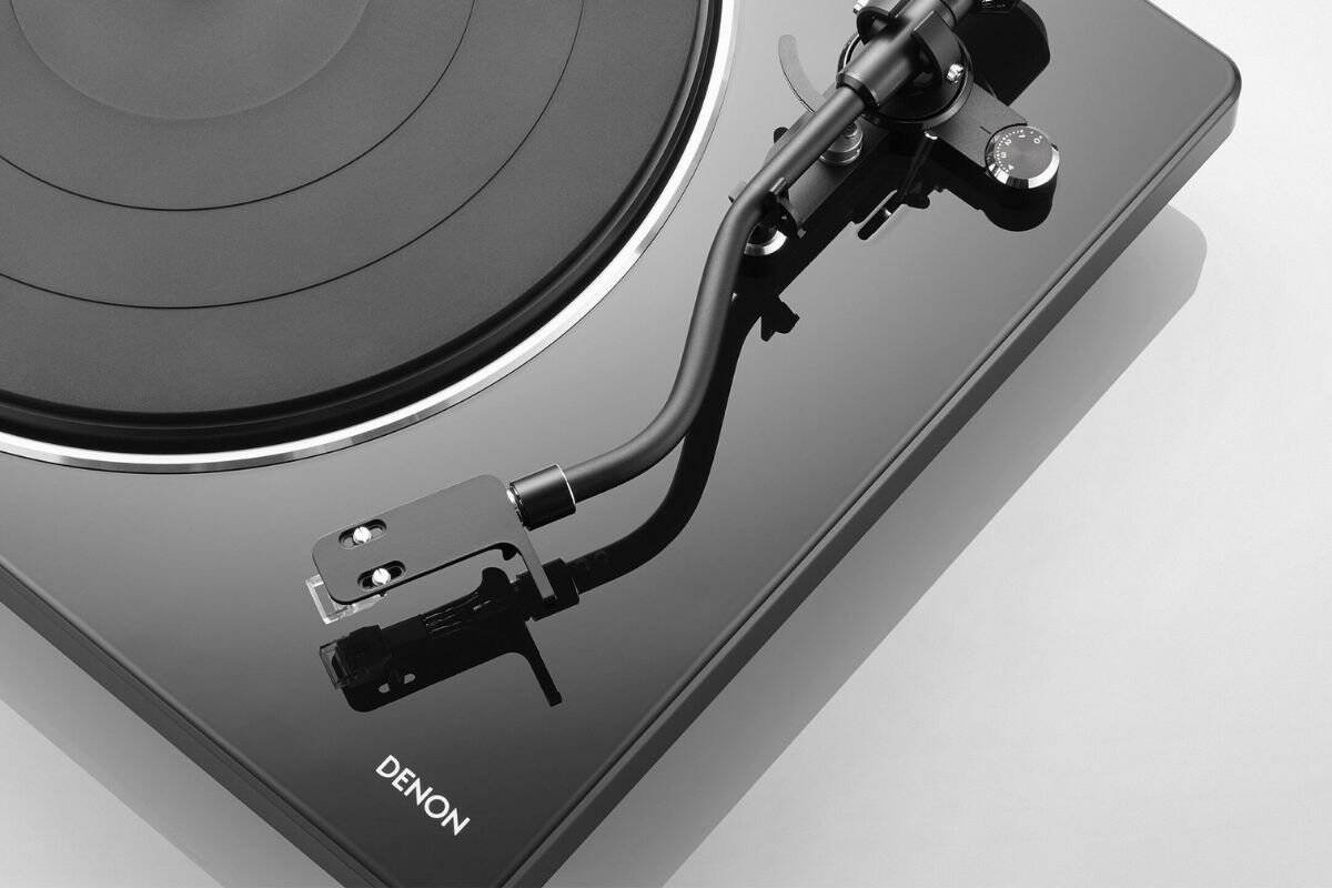 Gros plan sur le bras en S de la Denon DP-400 avec headshell SH-4 détachable et cellule MM pré-montée