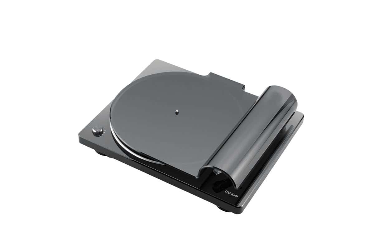 Denon DP-400 noir piano avec capot anti-poussière fermé, vue de face