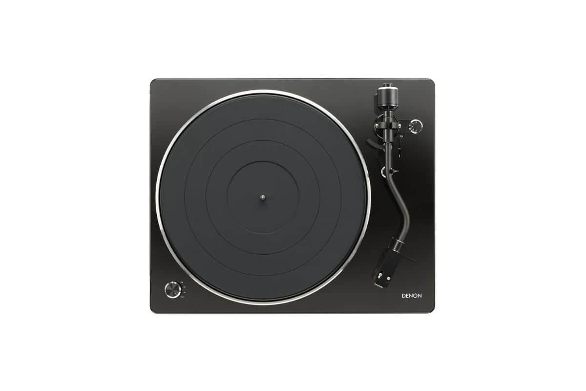 Denon DP-400 vue de dessus, plateau aluminium et tapis feutre visibles