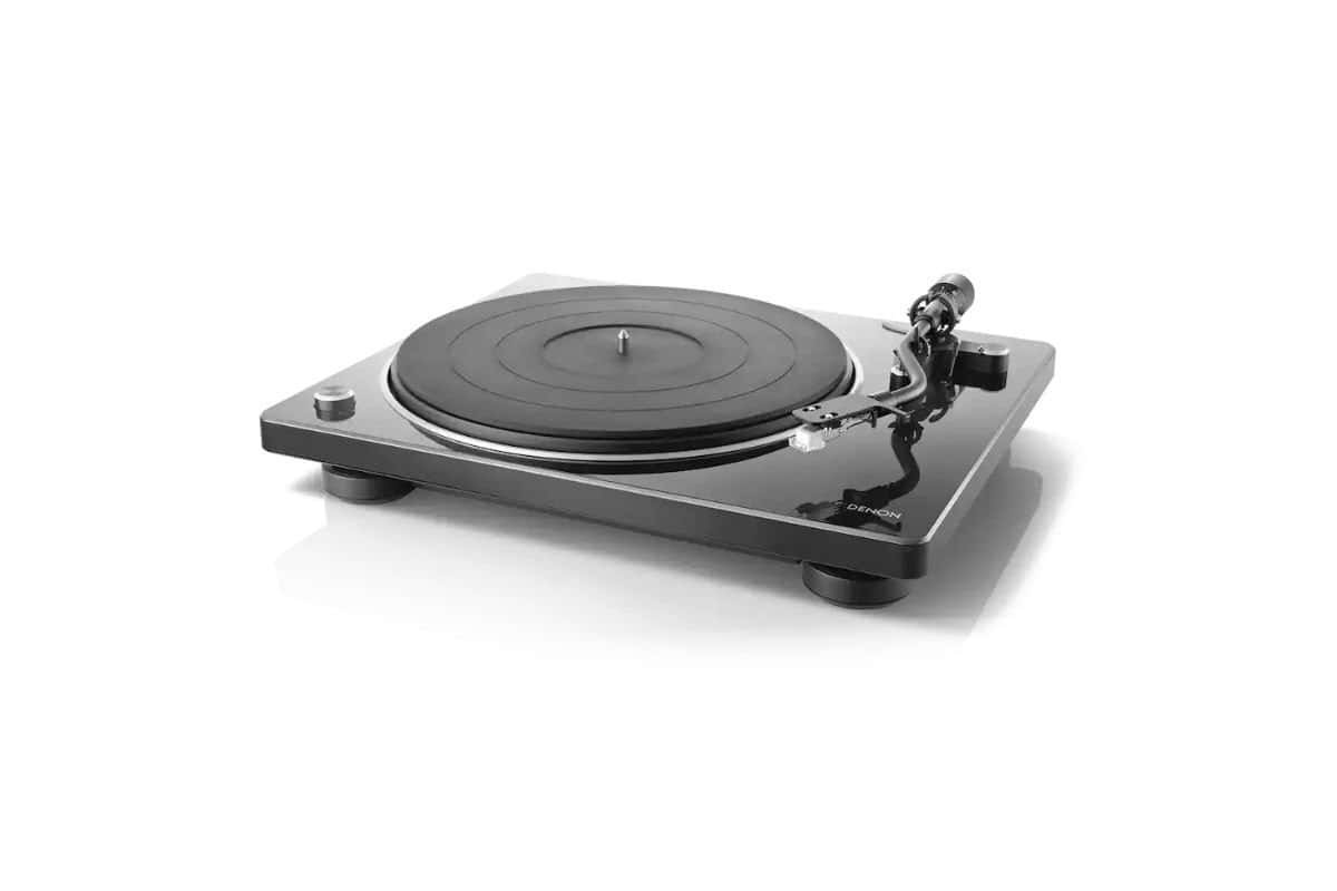 Denon DP-400 platine vinyle semi-automatique noir piano, vue latérale droite avec bras en S et finition laquée