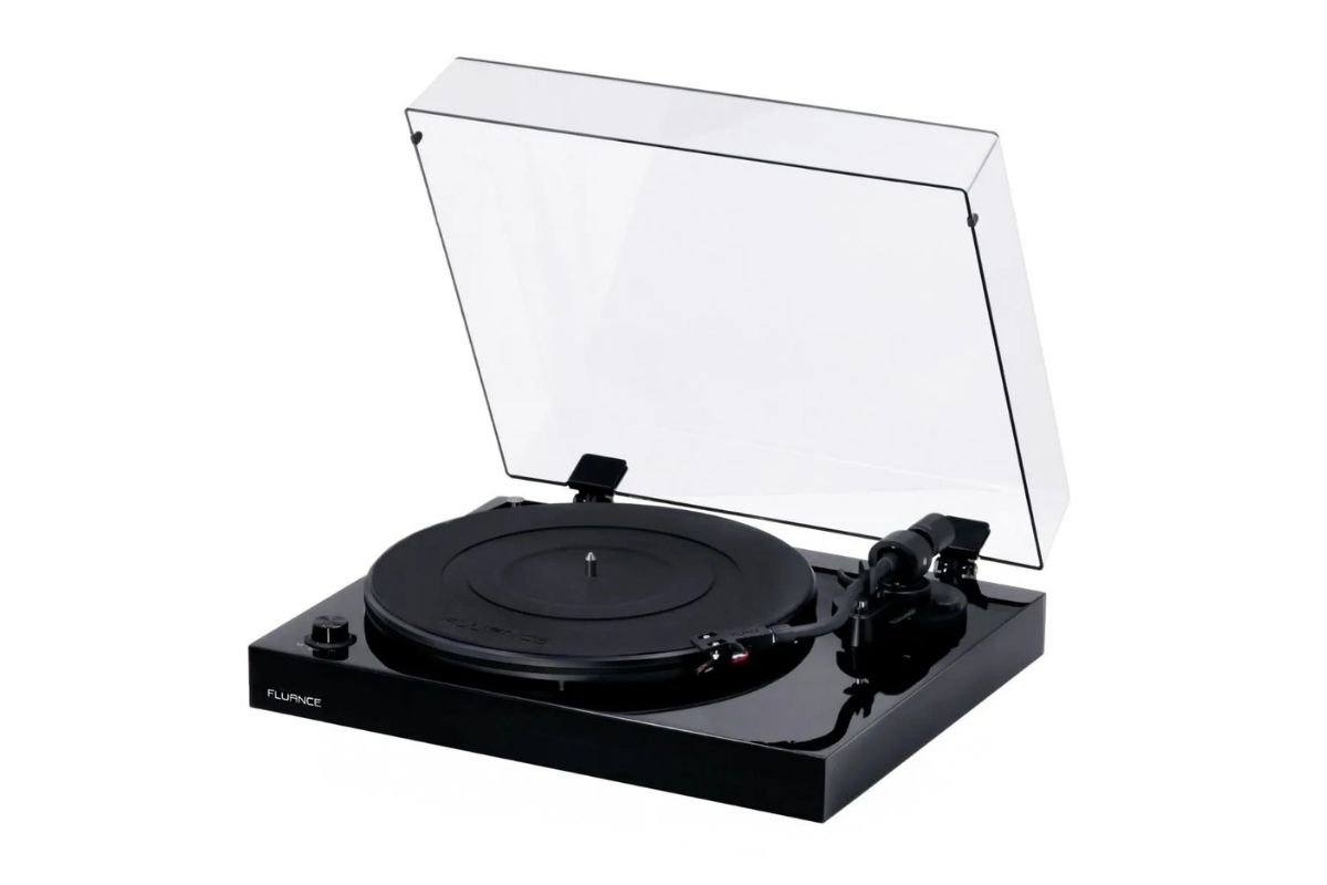 Fluance RT82 vue de profil droit, finition noyer naturel en conditions d'écoute