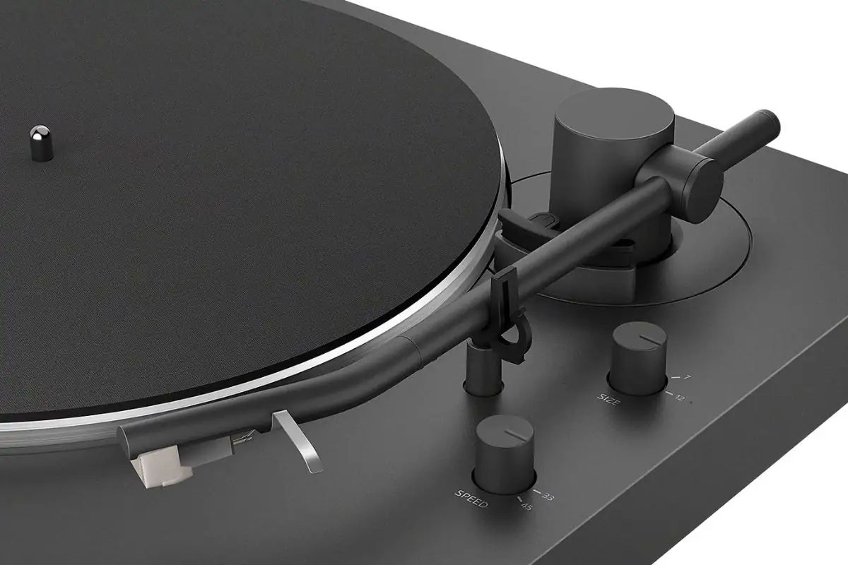 Gros plan sur le bras de lecture droit et le headshell fixe de la Sony PS-LX3BT