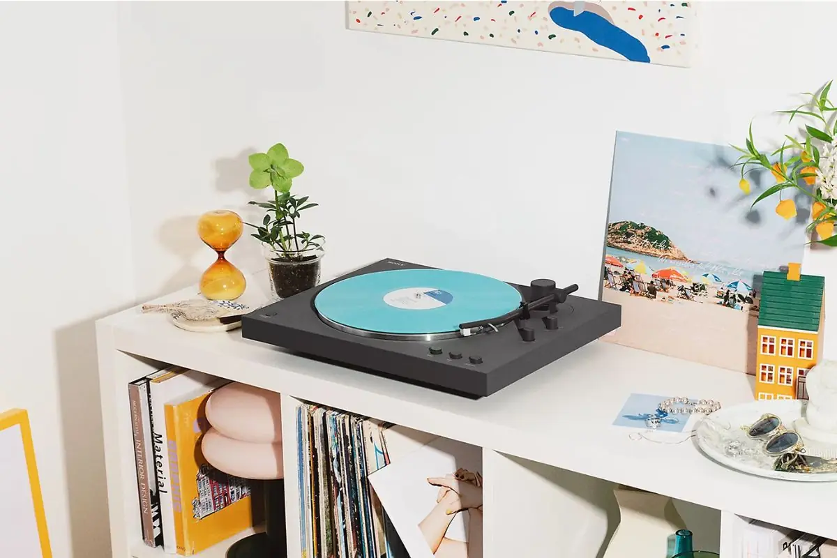 Sony PS-LX3BT installée dans un salon moderne sur un meuble en bois