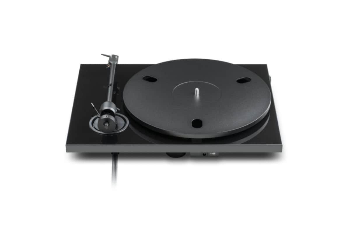 Pro-Ject E1.2 vue arrière montrant les sorties RCA fixes et le câble de masse