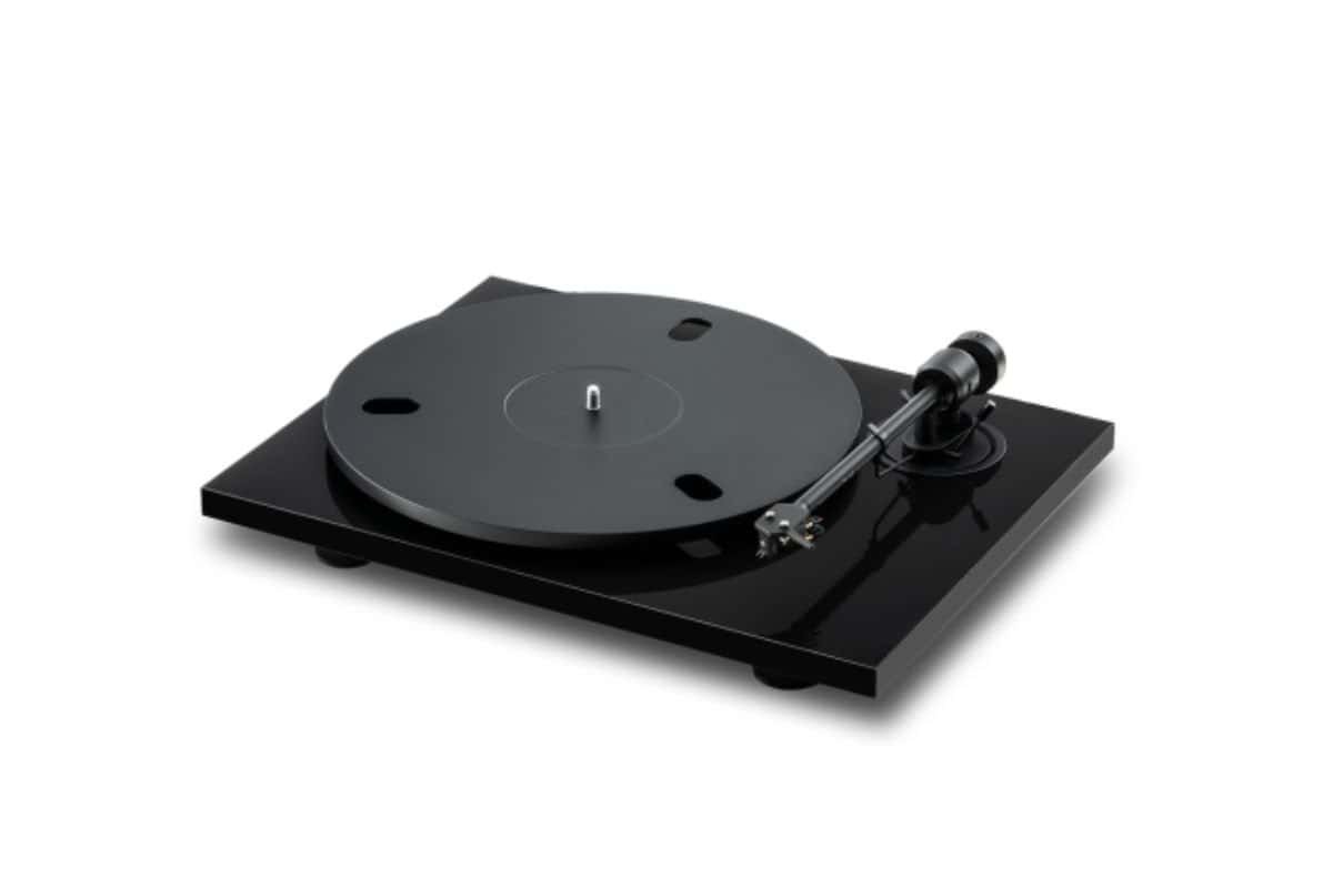Pro-Ject E1.2 vue de droite sans plateau, montrant le bras aluminium avec headshell carbone renforcé et la cellule Pick it MM E
