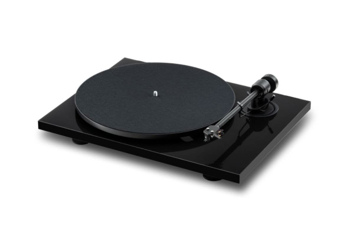 Pro-Ject E1.2 platine vinyle vue de droite avec bras aluminium, plateau aluminium moulé et couvercle anti-poussière