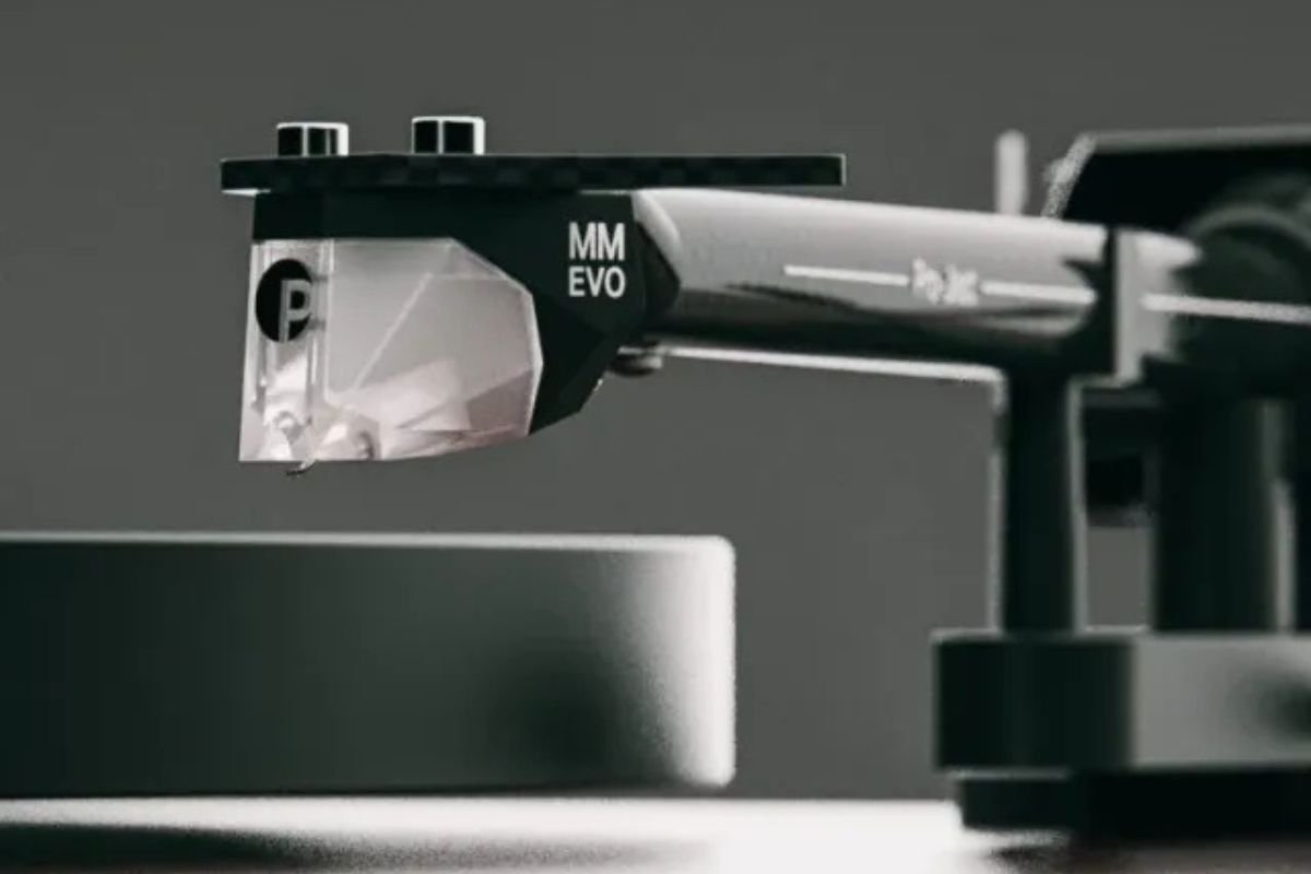 Cellule Pick It MM EVO montée sur le bras carbone de la Pro-Ject Debut EVO 2 — co-conçue avec Ortofon