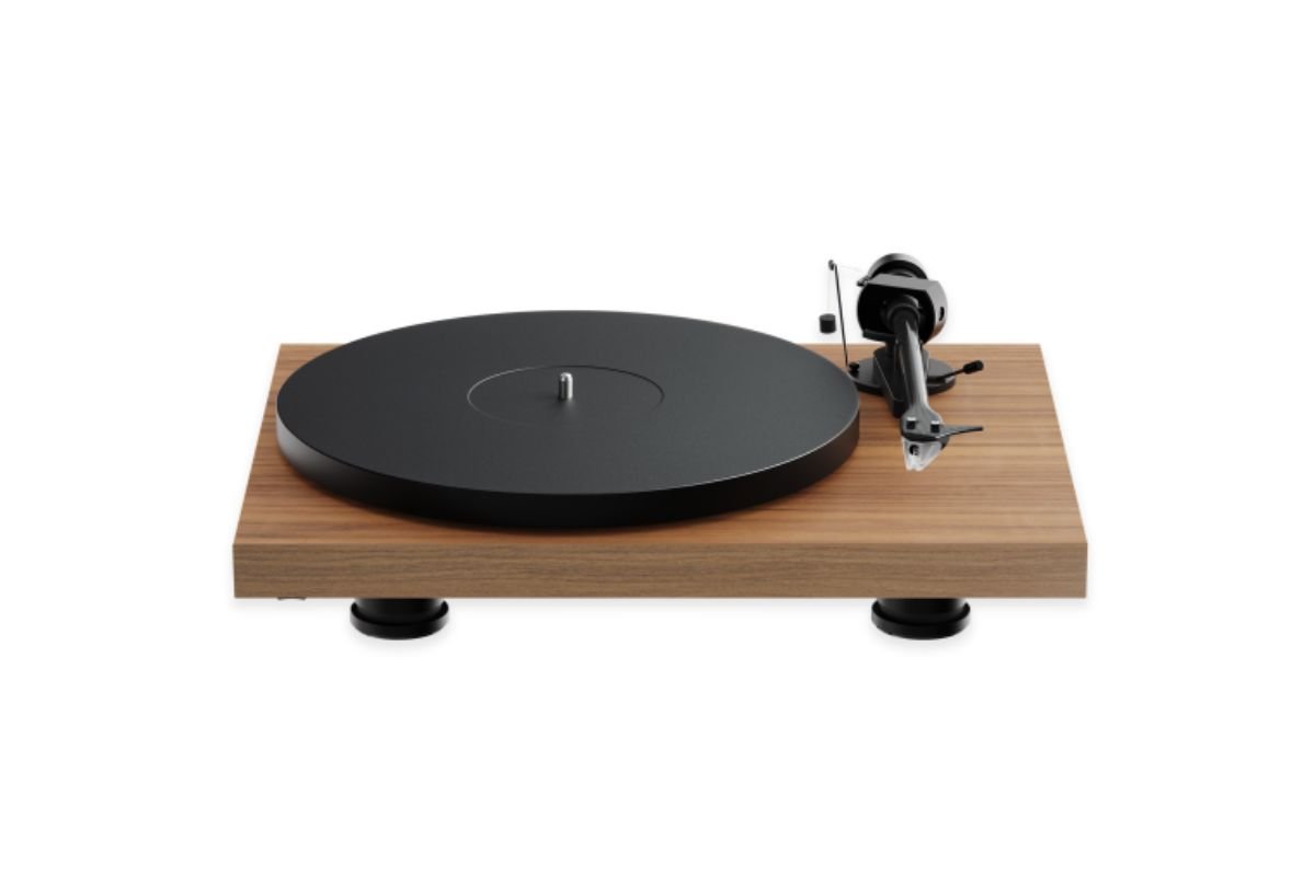 Pro-Ject Debut EVO 2 finition bois de noyer — détail du châssis et du plateau aluminium