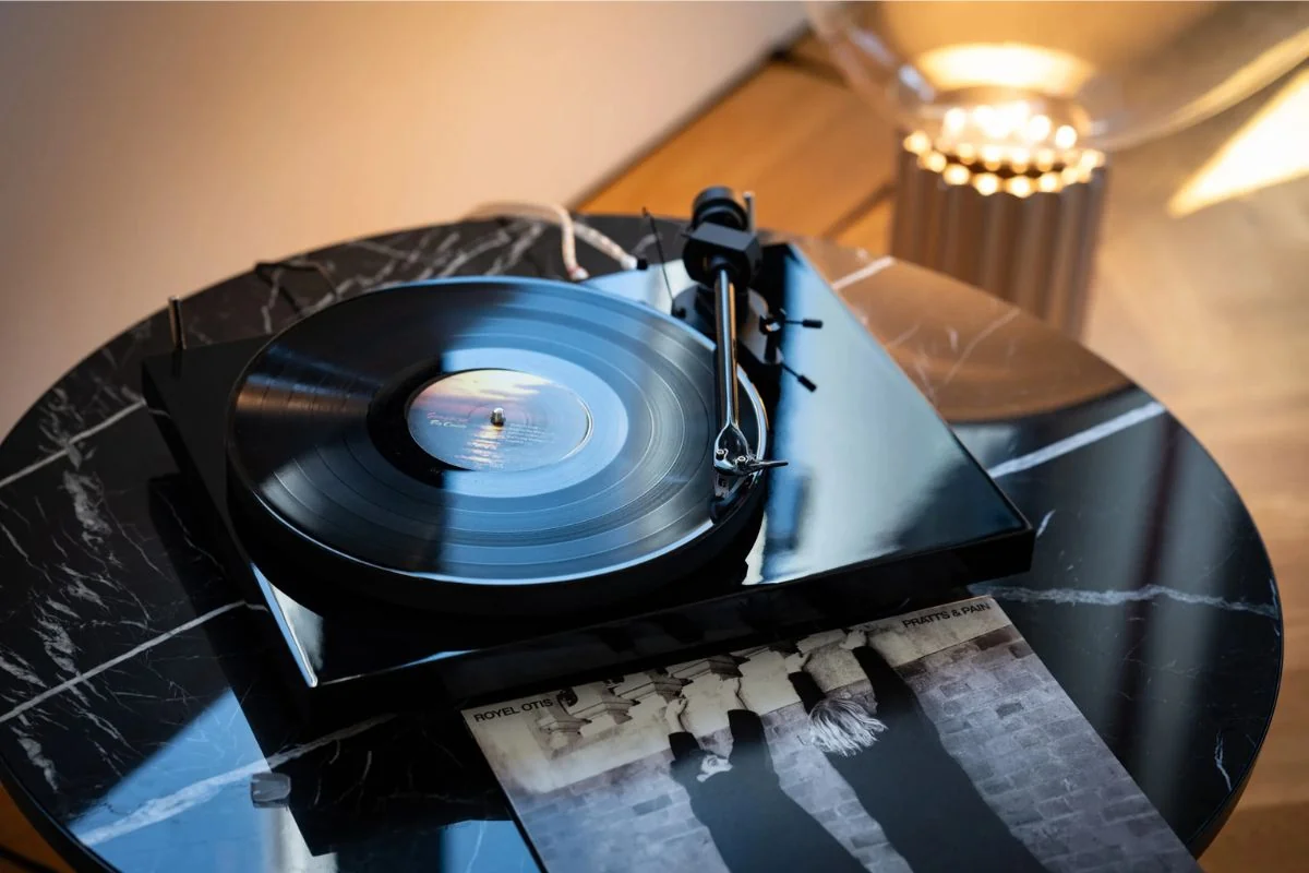 Pro-Ject Debut EVO 2 en situation — platine vinyle posée sur meuble hi-fi dans un salon