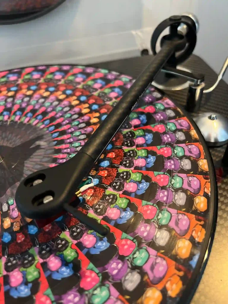 Vinyle Zoetrope de Disclosure en lecture sur platine, animation visuelle de personnages multicolores