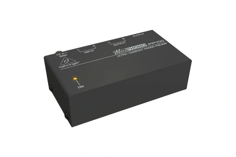 Préampli phono Behringer PP400 vu de trois quarts