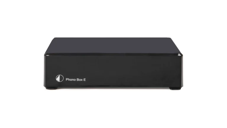 Pro-Ject Phono Box E vue de face, boîtier noir mat avec logo et inscription Phono Box E