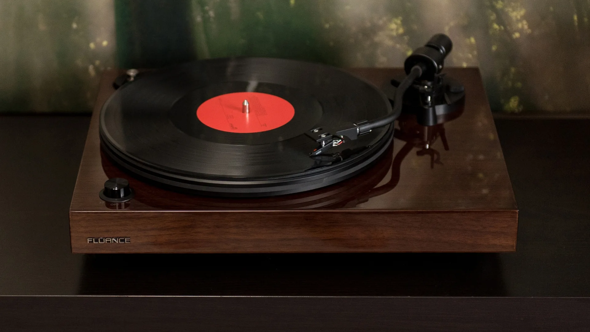 Platine Fluance RT82 finition noyer naturel en cours de lecture, bras en S avec headshell détachable visible