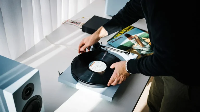 Platine vinyle Pro-Ject blanche dans un setup hi-fi minimaliste