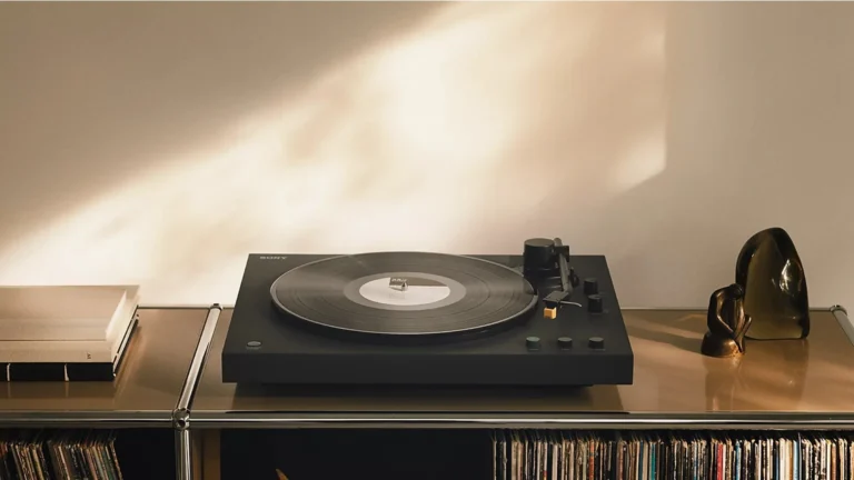 Platine vinyle Sony noire en lecture sur étagère hi-fi avec collection de vinyles