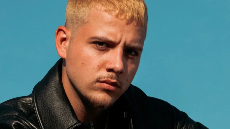 Portrait de PLK, rappeur français signé Panenka Music