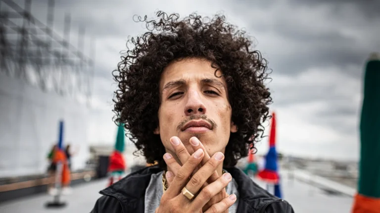 Portrait de Rilès, rappeur autoproduit franco-algérien de Rouen