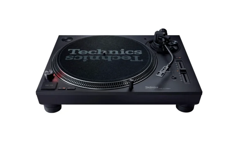 Platine vinyle Technics SL-1210 MK7 vue trois-quarts, châssis aluminium noir mat avec plateau direct drive, bras S-shaped et pitch fader 100 mm