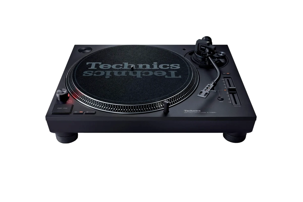 Platine vinyle DJ Technics SL-1210 MK7 noire, vue trois-quarts face