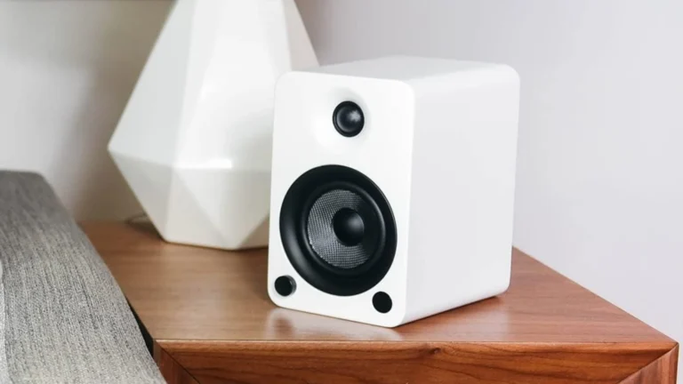 Enceinte active Kanto YU4 blanche dans un intérieur, vue large