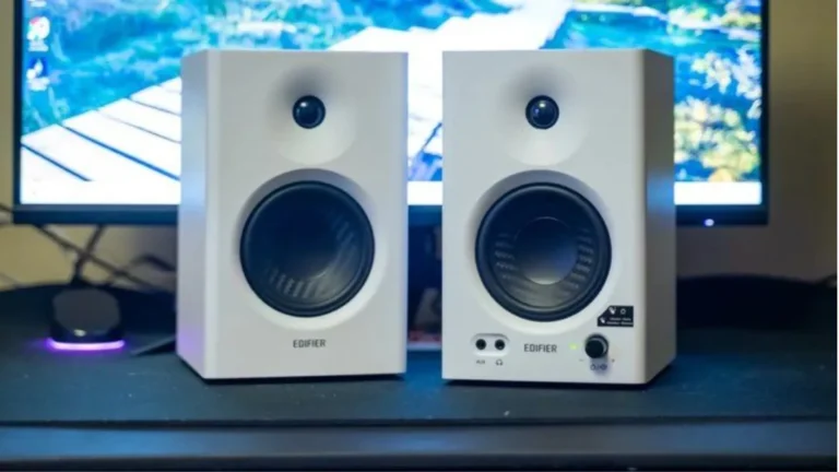 Paire d'enceintes de monitoring Edifier MR4 en finition blanche posée sur un bureau devant un écran