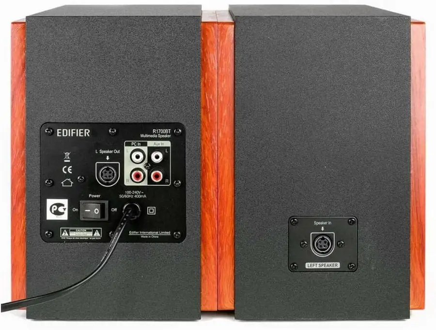 Panneau arrière de l'Edifier R1700BT : deux entrées RCA PC In et Aux In, liaison vers l'enceinte passive et interrupteur, sans entrée optique ni sortie caisson