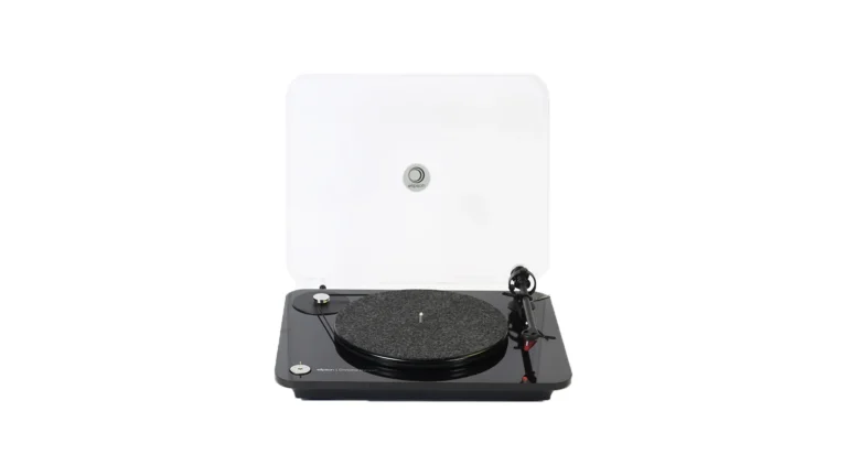 Platine vinyle Elipson Chroma Carbon RIAA BT vue de face, capot ouvert, châssis finition carbone et bras carbone avec cellule Ortofon 2M Red
