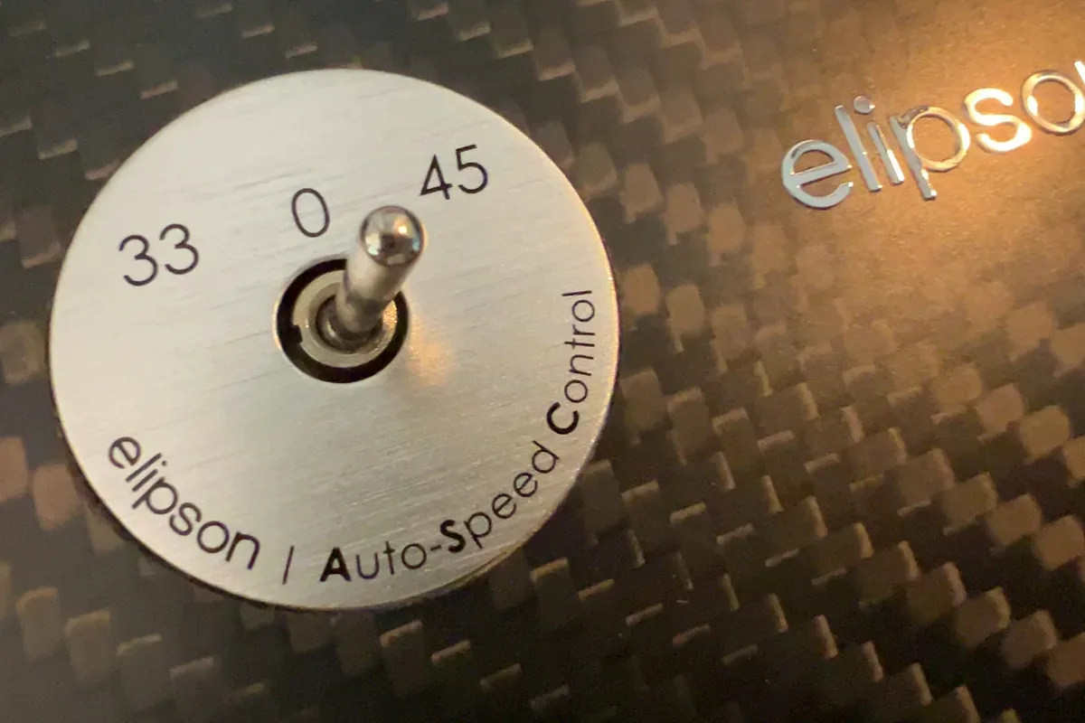 Sélecteur de vitesse électronique Auto-Speed 33 et 45 tours de l'Elipson Omega 100 Carbon