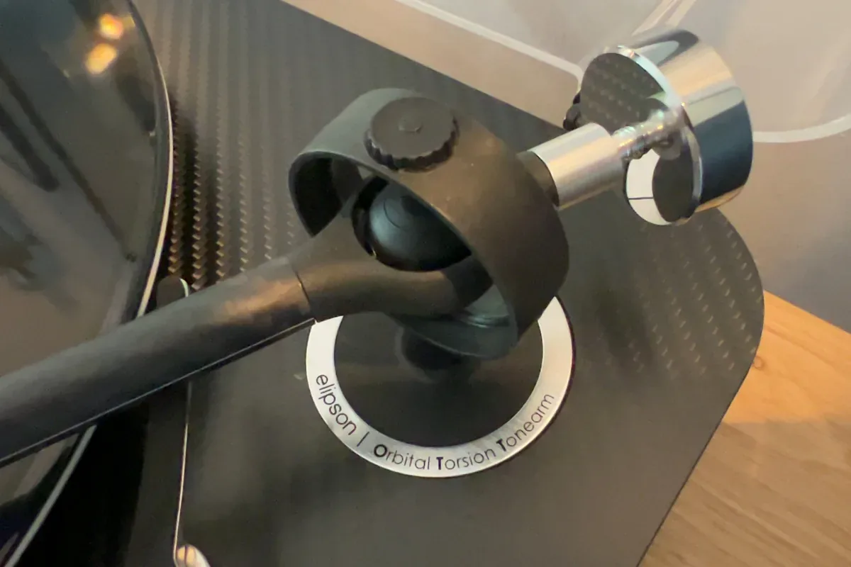 Pivot et contrepoids réglable du bras carbone de l'Elipson Omega 100, gravure Orbital Torsion Tonearm