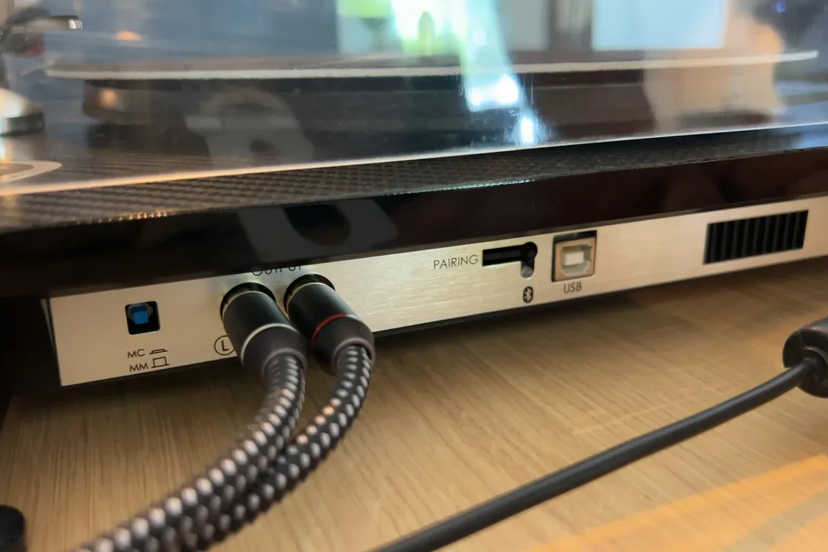 Face arrière de l'Elipson Omega 100 : sélecteur MM/MC, sortie RCA, Bluetooth et USB