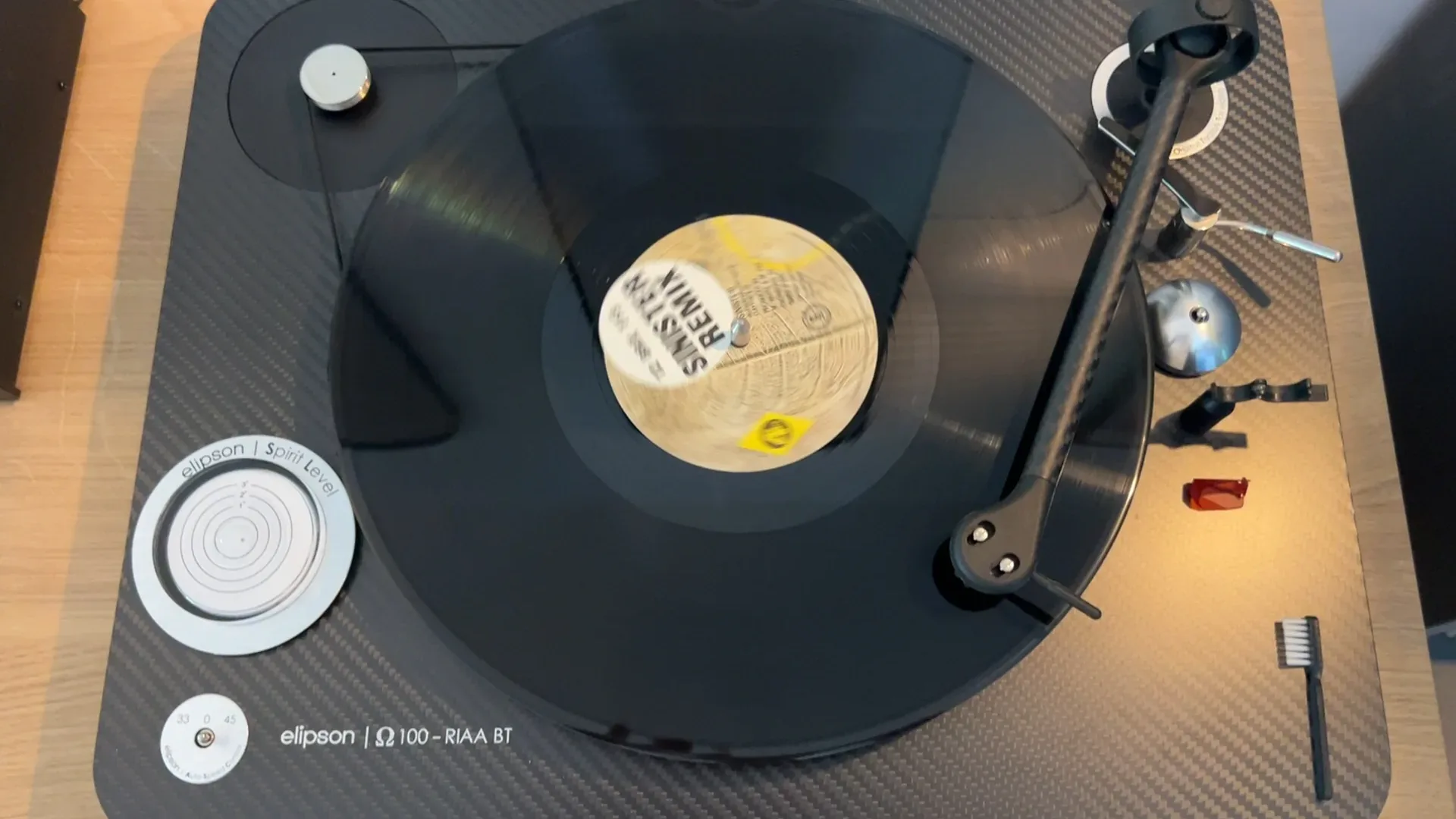 Platine vinyle Elipson Omega 100 Carbon RIAA BT vue de dessus : châssis carbone, disque en lecture et bras carbone