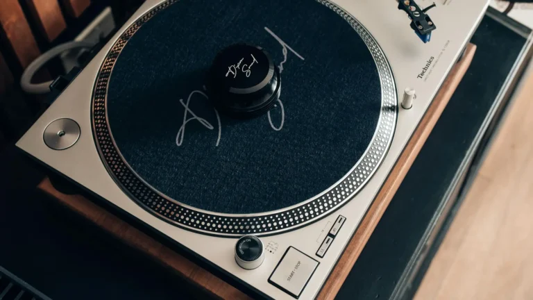 Platine vinyle vintage Technics posée sur un meuble en bois, ambiance seconde main