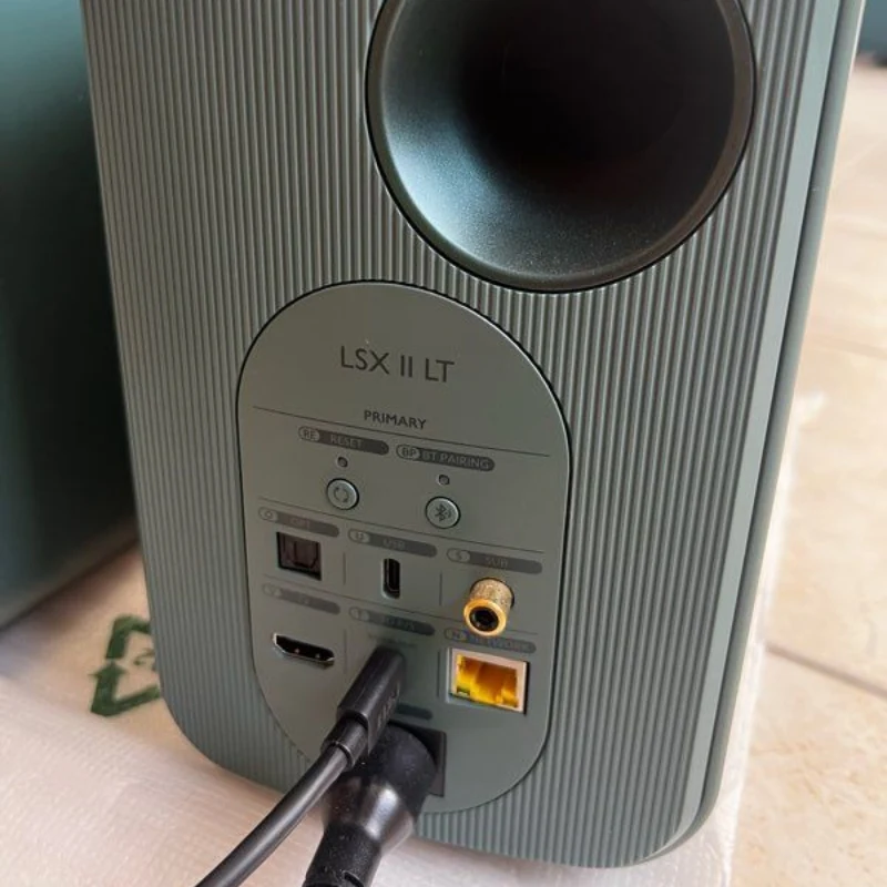 Panneau arrière de la KEF LSX II LT : optique, USB-C, sortie caisson, HDMI ARC et réseau, sans entrée 3,5 mm
