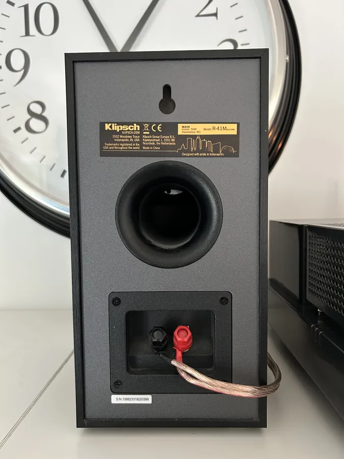 Panneau arrière de la Klipsch R-41M : bornier unique plaqué or, évent bass-reflex et étiquette de spécifications