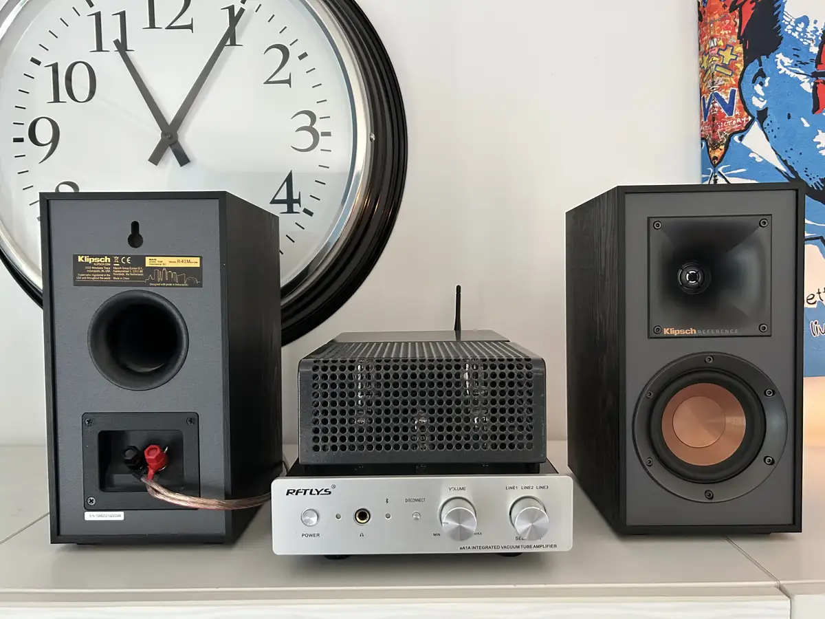 Vue avant-arrière de la Klipsch R-41M montrant la grille amovible et l'évent bass-reflex arrière
