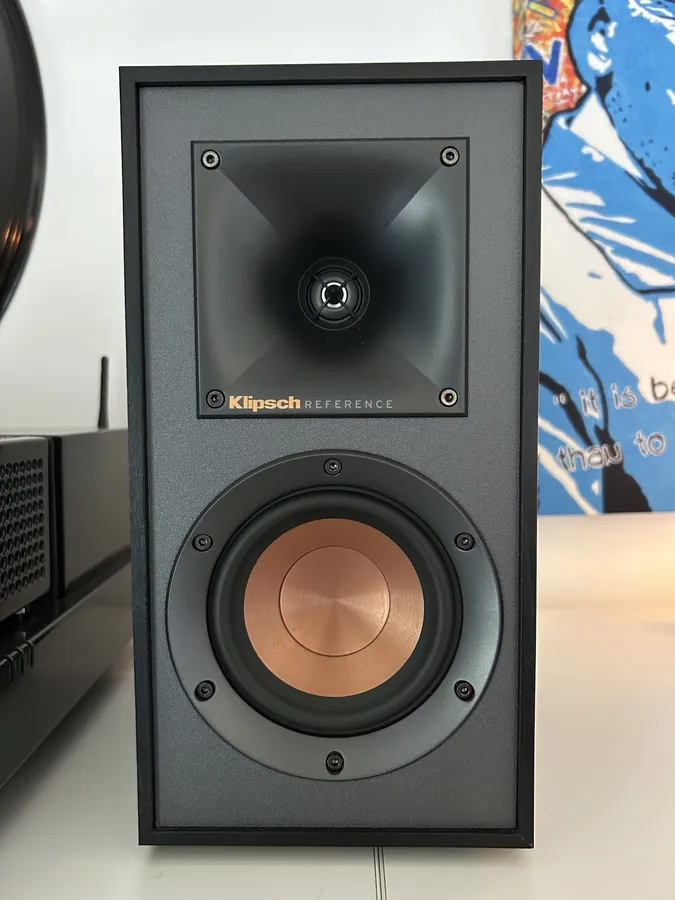Gros plan sur le woofer cuivré IMG de 10 cm de la Klipsch R-41M, grille retirée