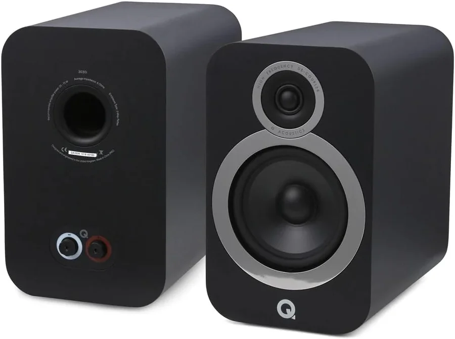 Panneau arrière de la Q Acoustics 3030i : évent bass-reflex circulaire en haut et bornier simple encastré en bas